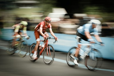 时间流逝摄影三人骑自行车的道路
